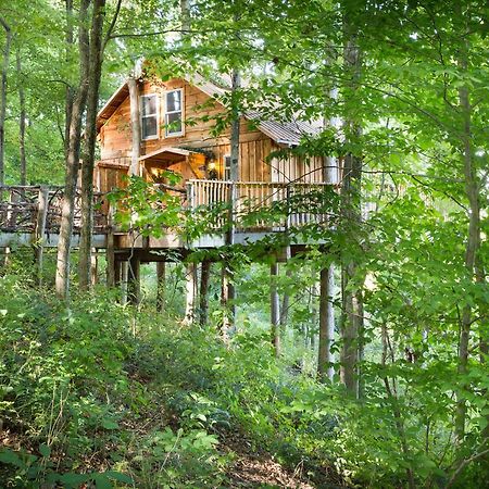Отель The Mohicans Glenmont Экстерьер фото