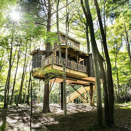 Отель The Mohicans Glenmont Экстерьер фото