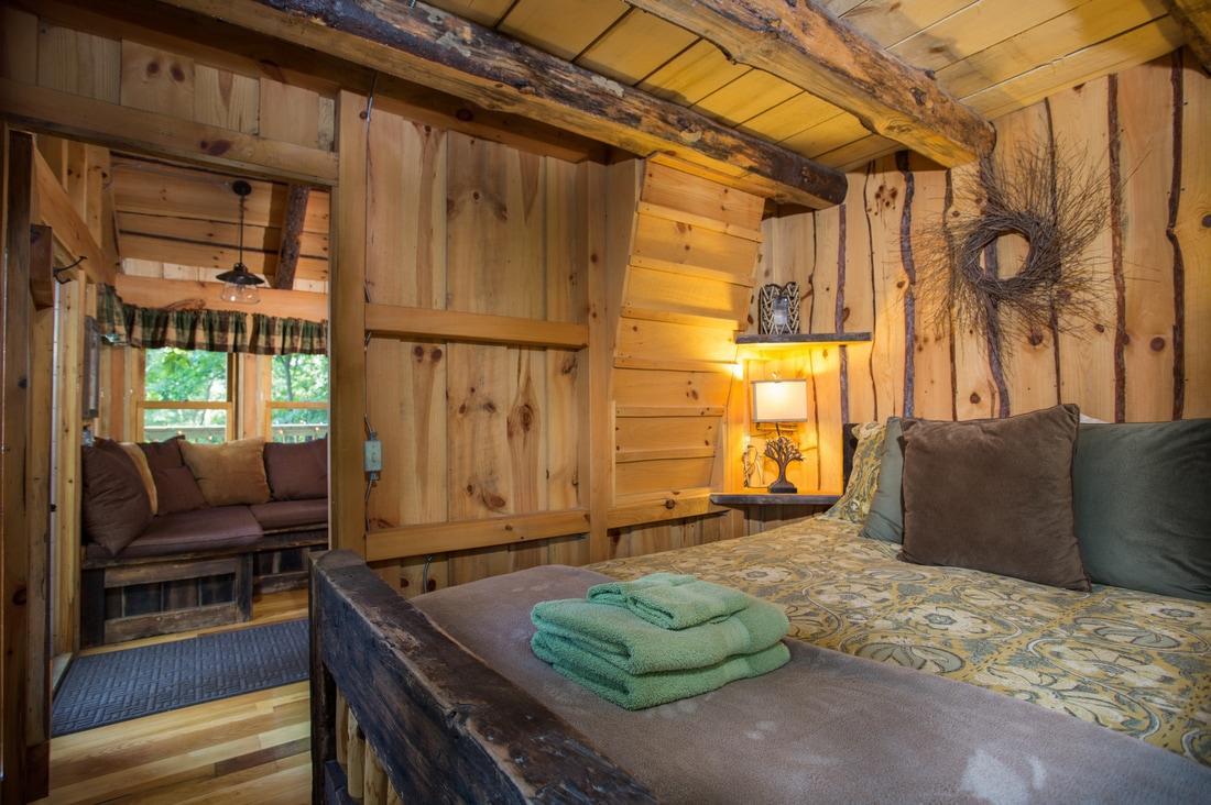 Отель The Mohicans Glenmont Экстерьер фото